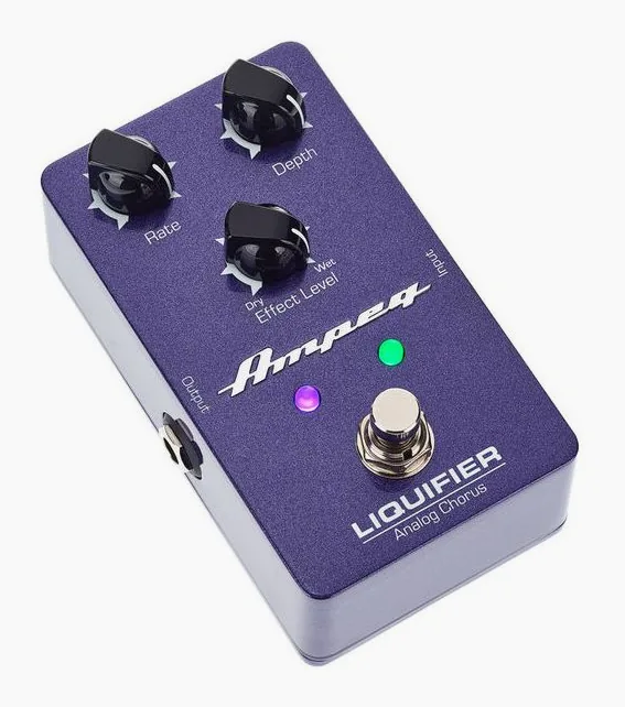 Ampeg Liquifier Chorus, footswitch in primo piano