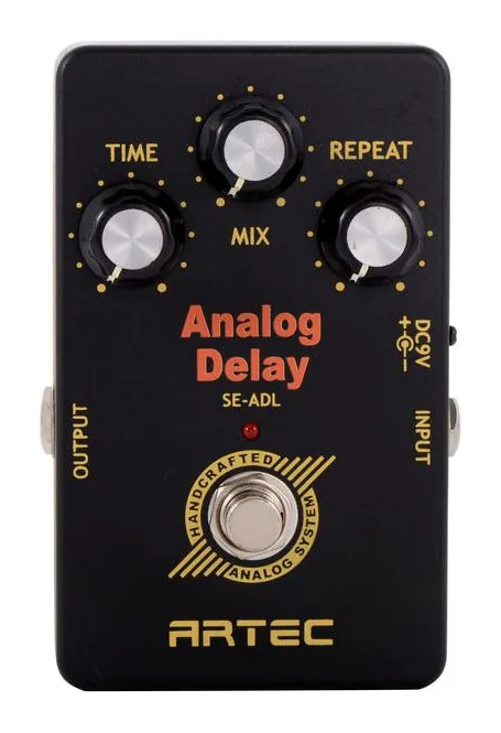 Artec Analog Delay SE-ADL, footswitch in primo piano