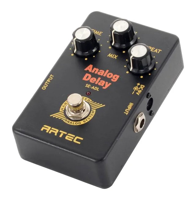 Artec Analog Delay SE-ADL inquadrato di fronte su sfondo neutro