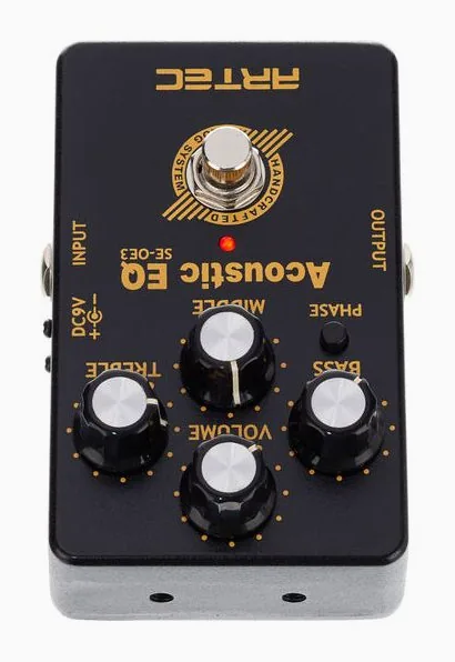 Artec SE-OE3 Acoustic Outboard EQ, footswitch in primo piano