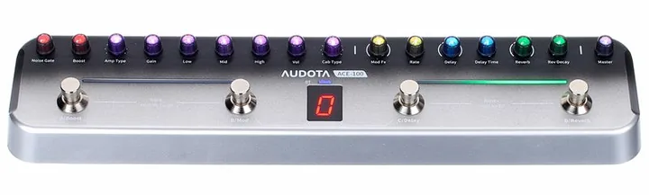Audota ACE-100 Combined Effects Pedal, footswitch in primo piano