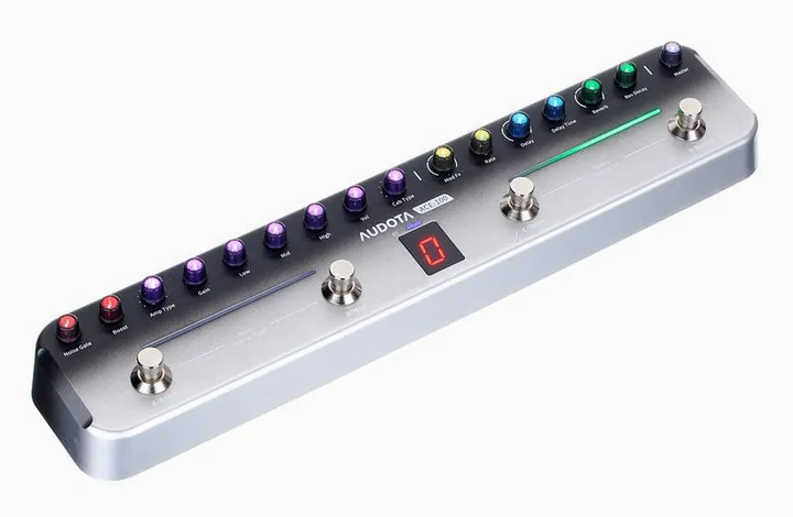 Audota ACE-100 Combined Effects Pedal, footswitch in primo piano