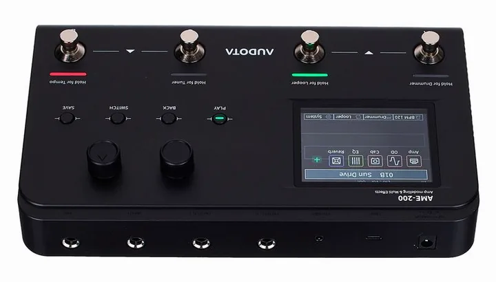 Audota AME-200 Amp Modeler, footswitch in primo piano