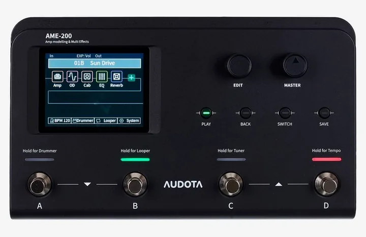 Audota AME-200 Amp Modeler, footswitch in primo piano