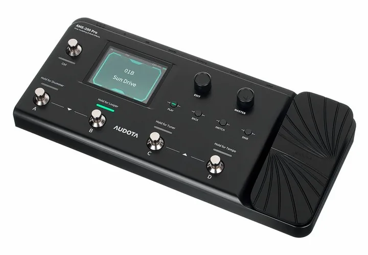 Audota AME-200 PRO Amp Modeler, footswitch in primo piano