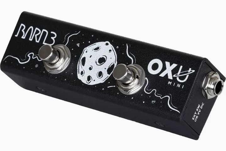 Barn3 OXU Mini Button Foot Switch in primo piano frontale