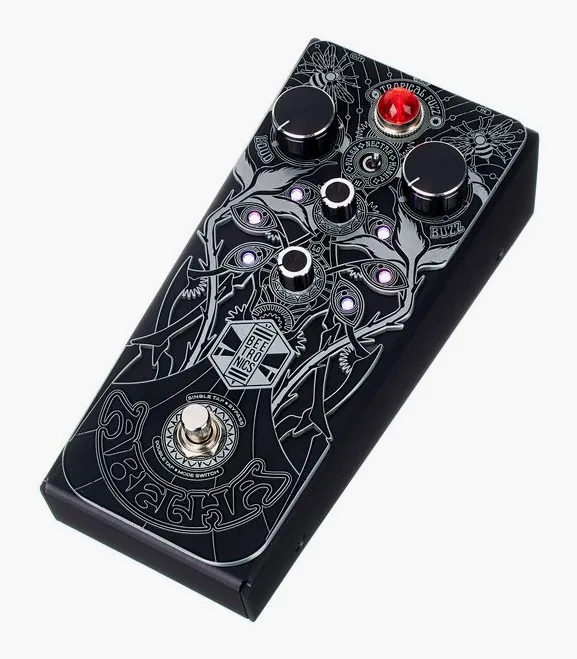 Beetronics Abelha Tropical Fuzz, footswitch in primo piano