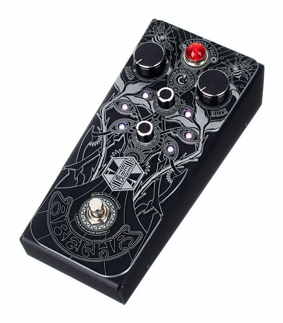 Beetronics Abelha Tropical Fuzz inquadrato di fronte su sfondo neutro