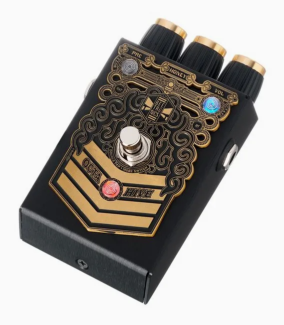 Beetronics Octahive V2, footswitch in primo piano