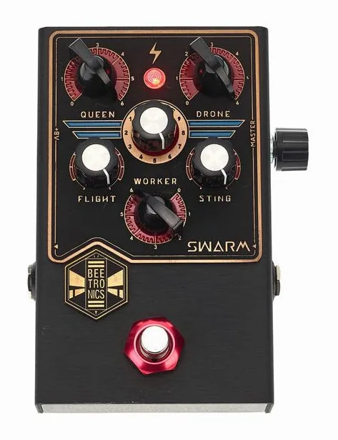 Beetronics Swarm - Fuzz Harmonizer, footswitch in primo piano