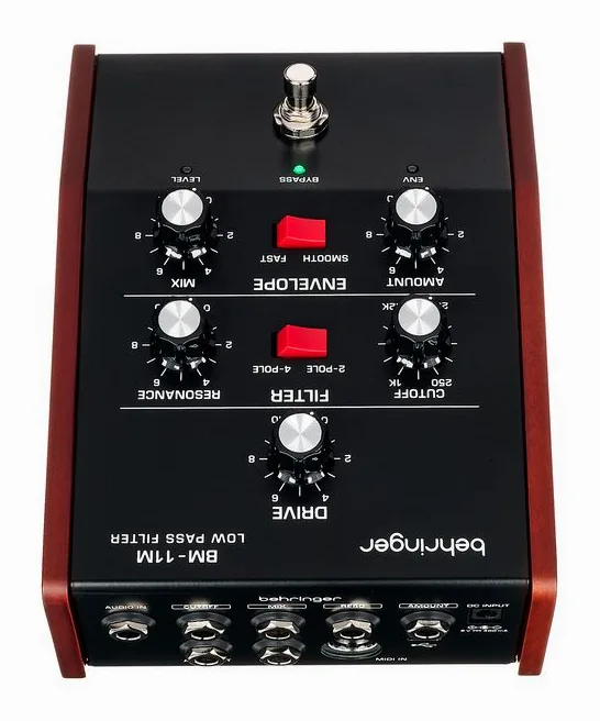 Behringer BM-11M Low Pass Filter, footswitch in primo piano