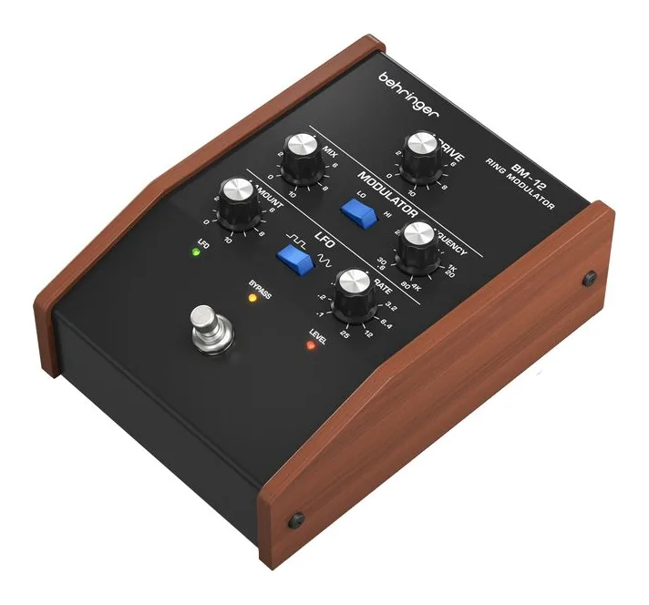 Behringer BM-12 Ring Modulator fotografato frontalmente