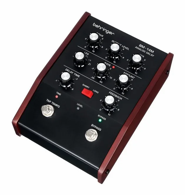 Behringer BM-14M Analog Delay inquadrato di fronte su sfondo neutro