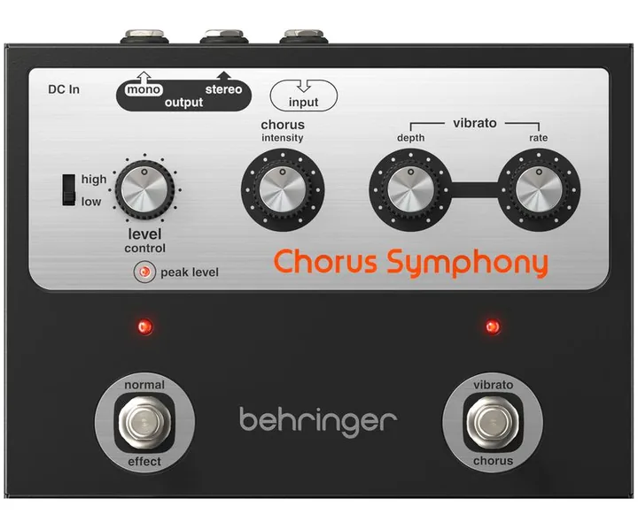 Behringer Chorus Symphony, footswitch in primo piano