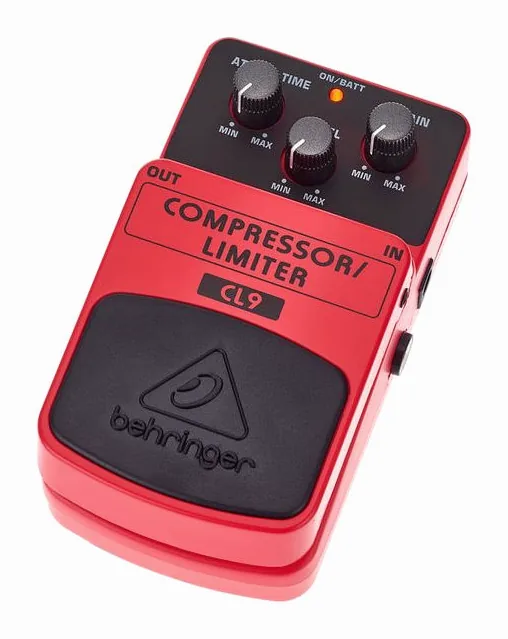 Behringer CL9 Compressor Limiter inquadrato di fronte su sfondo neutro