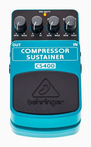 Behringer CS400, footswitch in primo piano