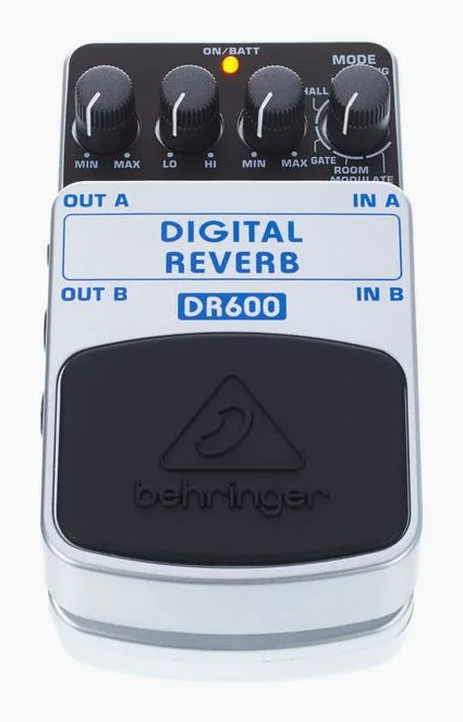 Behringer DR600 Digital Reverb, footswitch in primo piano