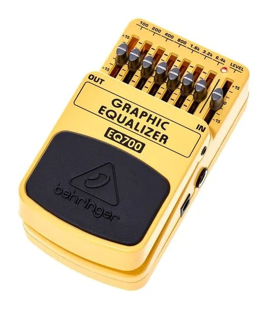 Behringer EQ700 fotografato frontalmente