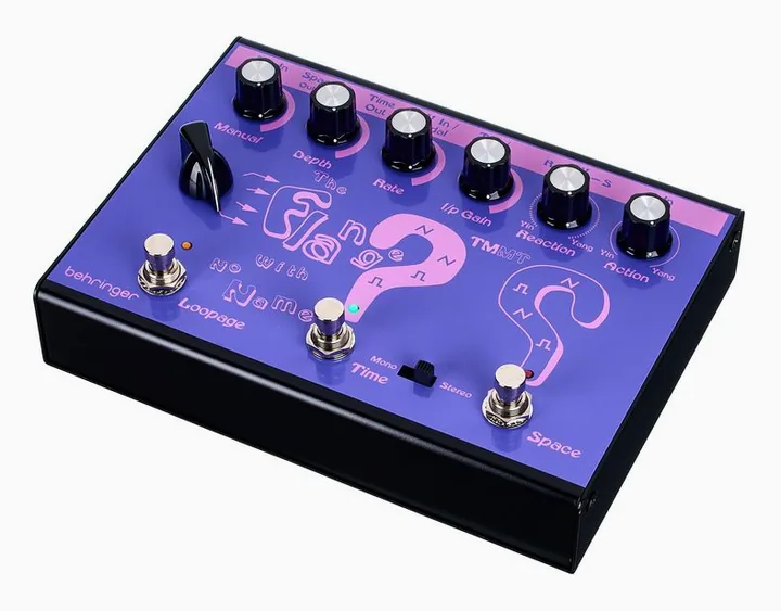 Behringer Flange with no name, footswitch in primo piano