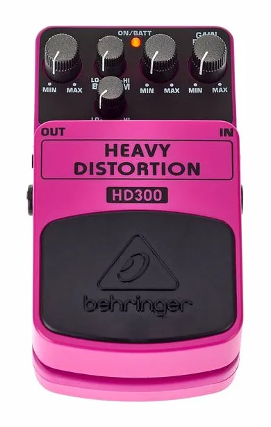 Behringer HD300 Heavy Distortion, footswitch in primo piano