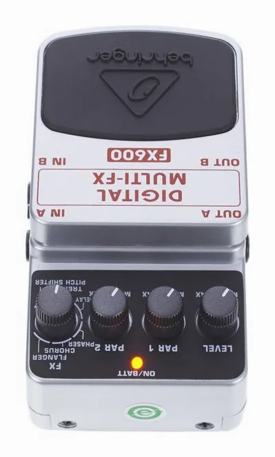 Behringer FX600, footswitch in primo piano