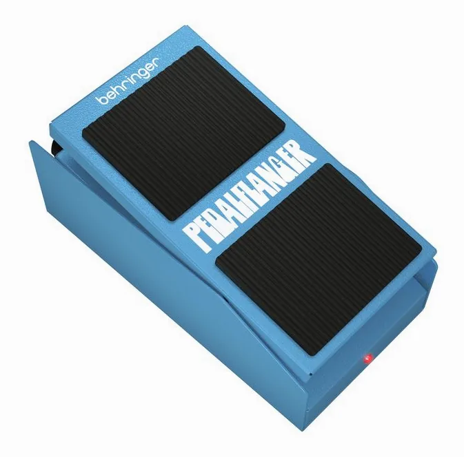 Behringer Pedal Flanger, footswitch in primo piano