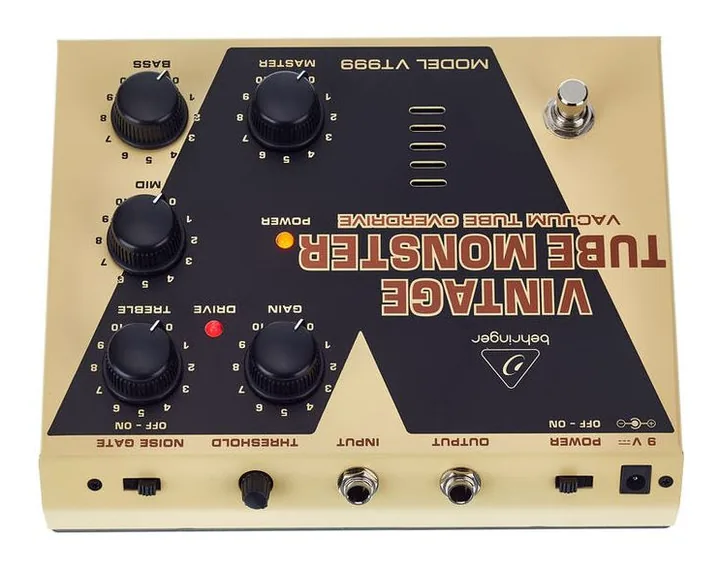 Behringer VT999, footswitch in primo piano