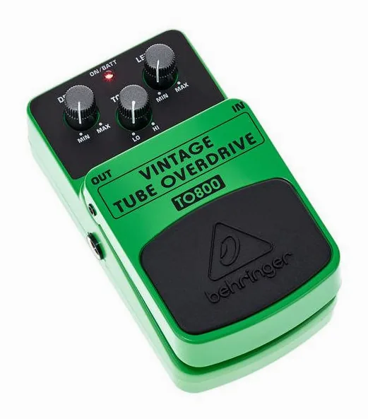 Behringer TO800 Vintage Tube Overdrive, footswitch in primo piano