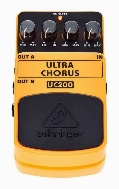Behringer UC200, footswitch in primo piano