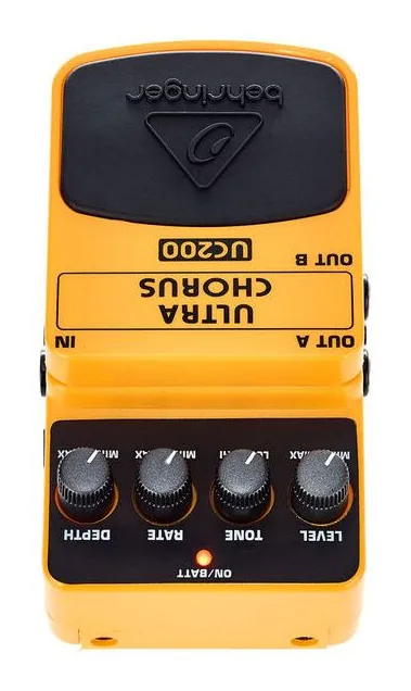 Behringer UC200, ingressi e uscite laterali