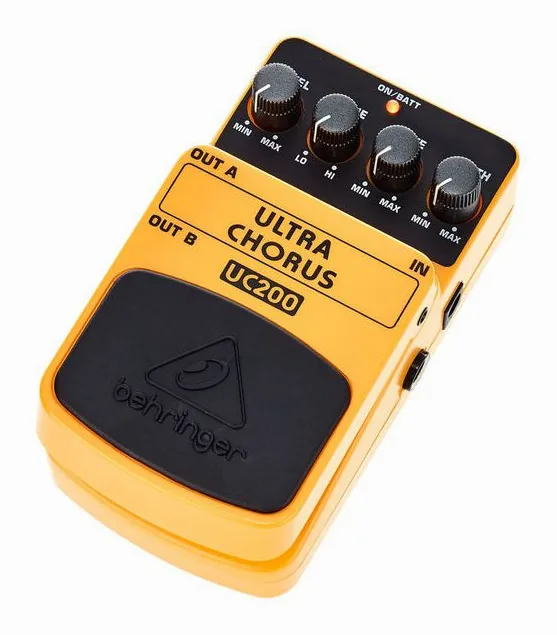 Behringer UC200 in primo piano frontale