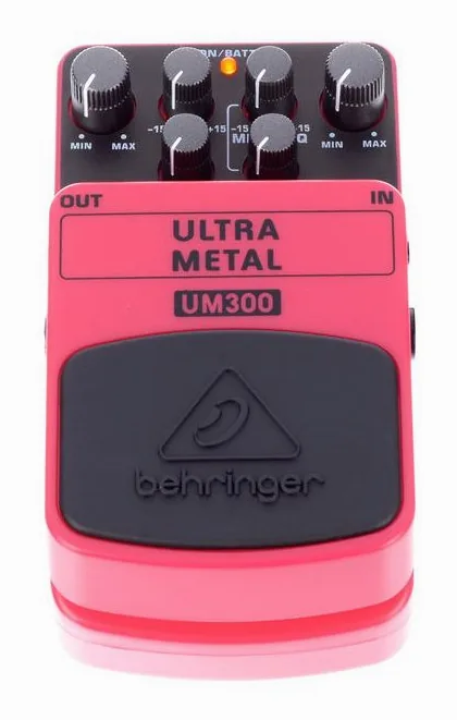 Behringer UM300, footswitch in primo piano