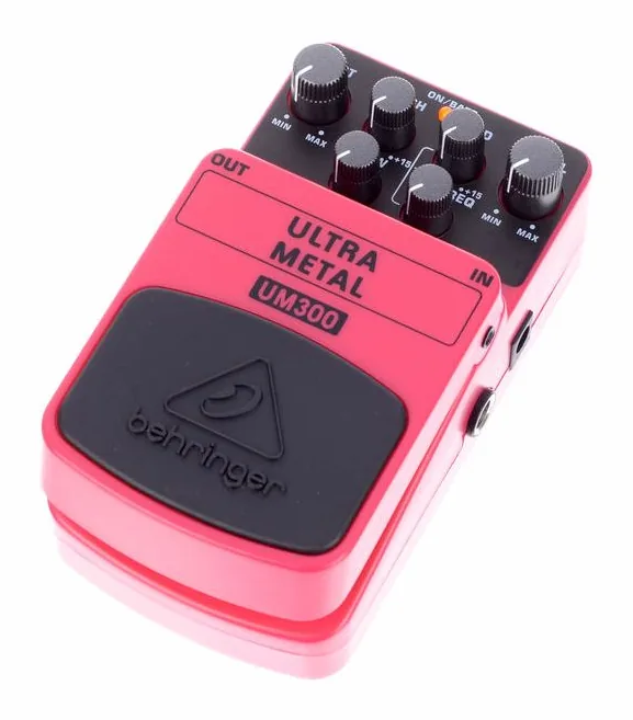 Behringer UM300 inquadrato di fronte su sfondo neutro