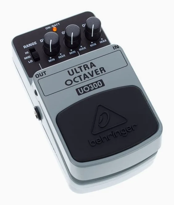 Behringer UO300, footswitch in primo piano