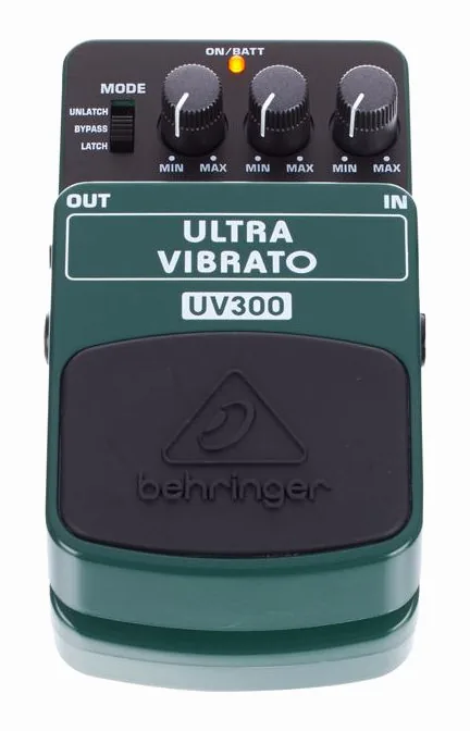 Behringer UV300 Ultra Vibrato, footswitch in primo piano