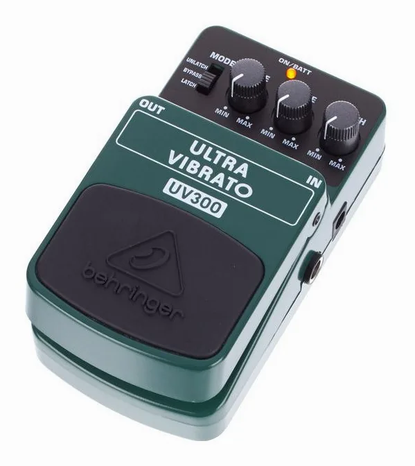 Behringer UV300 Ultra Vibrato fotografato frontalmente