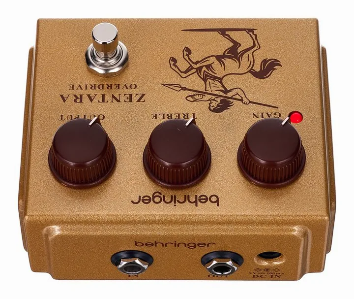 Behringer Zentara Overdrive, footswitch in primo piano