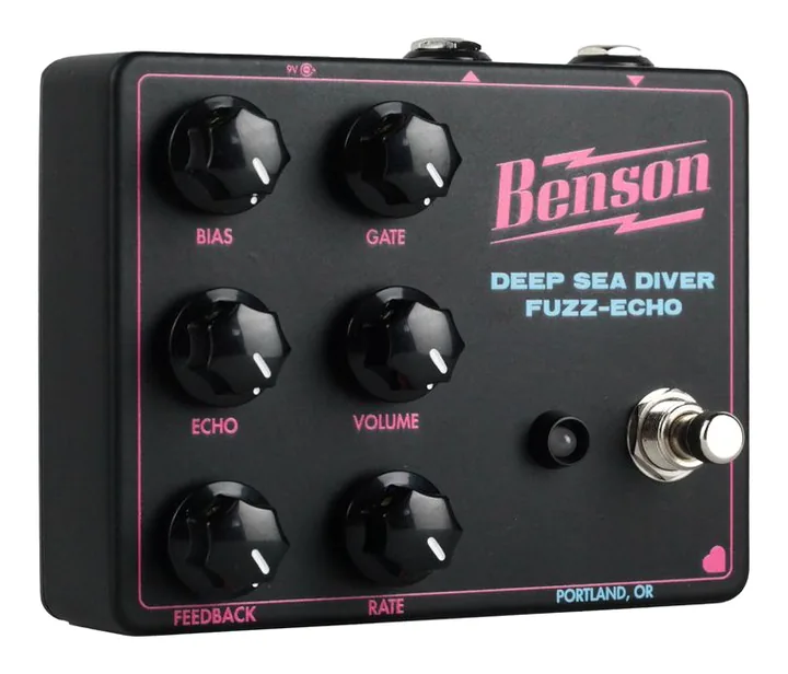Benson Deep Sea Diver Fuzz Echo, footswitch in primo piano