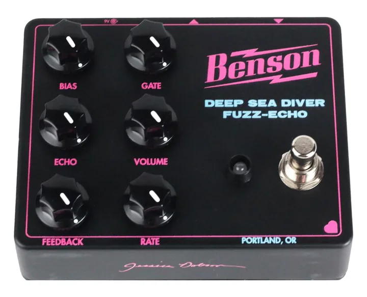 Benson Deep Sea Diver Fuzz Echo inquadrato di fronte su sfondo neutro