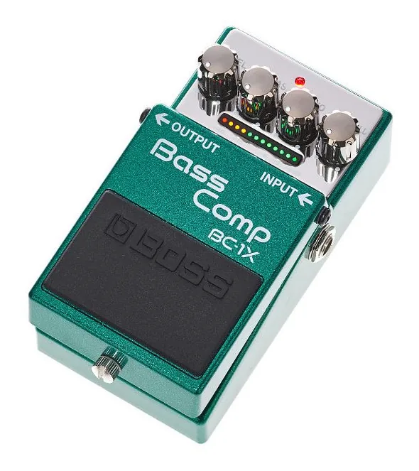 Boss BC-1X Bass Compressor inquadrato di fronte su sfondo neutro