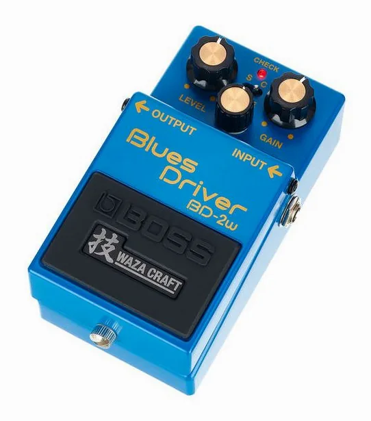 Boss BD-2w Blues Driver inquadrato di fronte su sfondo neutro