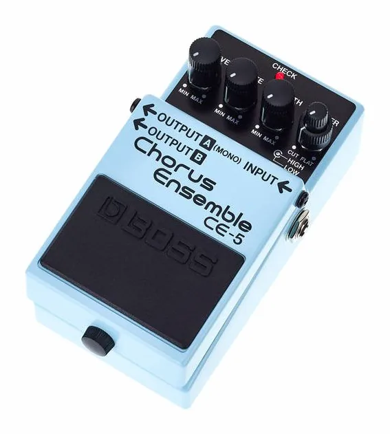 Boss CE-5 visto di fronte