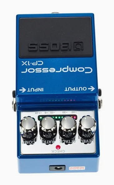 Boss CP-1X Compressor, footswitch in primo piano