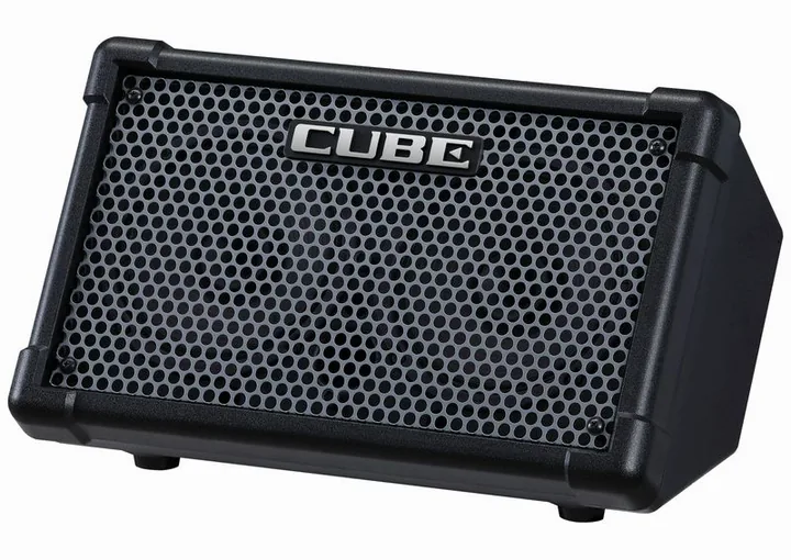 Boss Cube Street II Black inquadrato di fronte su sfondo neutro