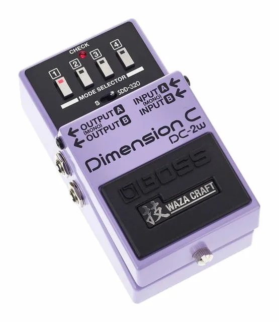 Boss DC-2w Dimension Chorus, footswitch in primo piano