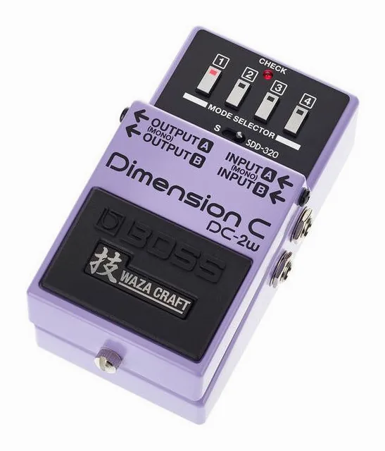 Boss DC-2w Dimension Chorus inquadrato di fronte su sfondo neutro