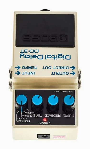Boss DD-3T Digital Delay, footswitch in primo piano