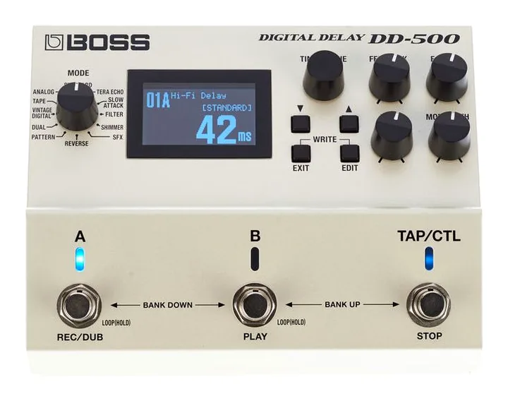 Boss DD-500 Digital Delay, footswitch in primo piano