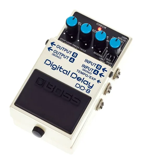Boss DD-8 Digital Delay in primo piano frontale