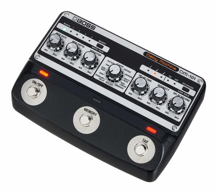 Boss DM-101 Delay Machine in primo piano frontale